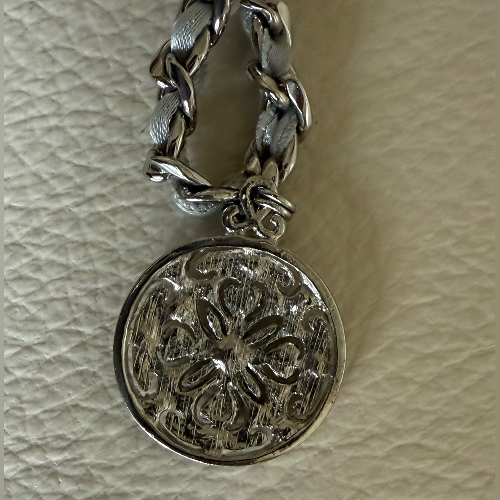 🦃 Cookie Lee Silver Strung Ribbon Rhinestone Medallion Pendant Necklace - Picture 9 of 9